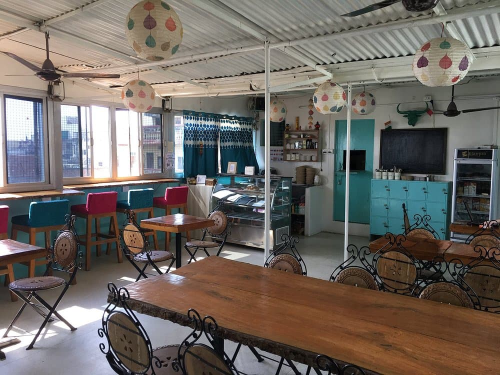 Aadha-Aadha Café